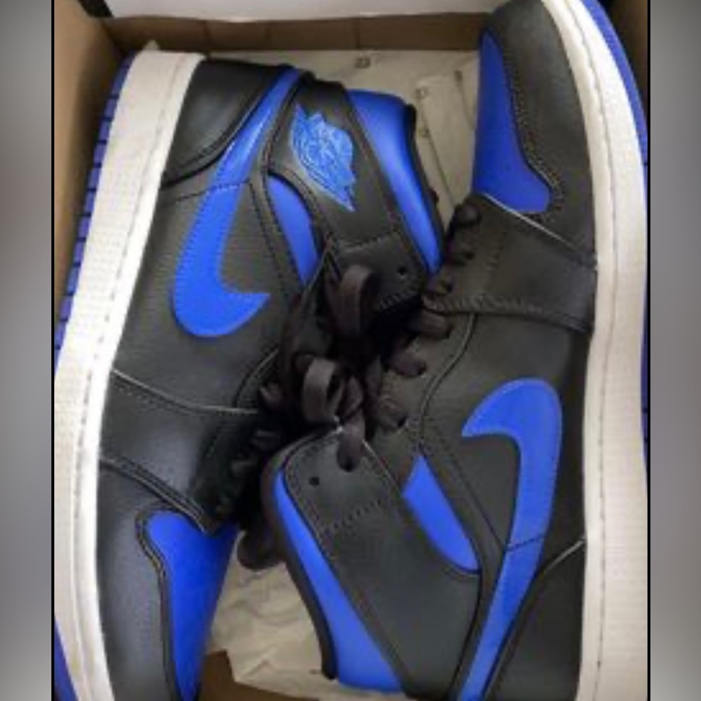 Air Jordan 1 Mid 'Black Hyper Royal'